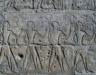 Figurer som symboliserar gruvdistrikt som för sina hyllningar till gud, relief, Ramses II:s innergård, Amuntemplet (Unescos världsarvslista) av Egyptian 19th Dynasty