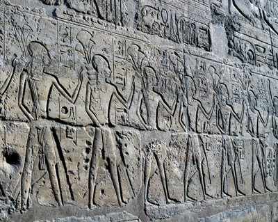 Figurer som symboliserar gruvdistrikt som för sina hyllningar till gud, relief, Ramses II:s innergård, Amuntemplet (Unescos världsarvslista) av Egyptian 19th Dynasty