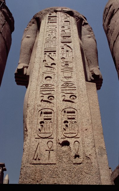 Kolumn med vapen som visar kartuschen av Ramses II (1298-32 f.Kr.) Nya kungariket, ca 1297-1185 f.Kr. av Egyptian 19th Dynasty