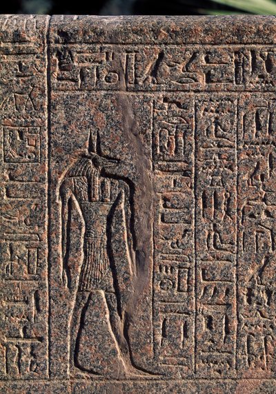 Avbildning av Anubis, detalj av inskription och relief av Anubis och en annan gud, Amenhoteps sarkofag, Memphis (Unescos världsarvslista av Egyptian 19th Dynasty