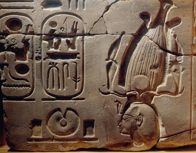 Egypten, Luxor, Antika Thebe, Assasifdalen, fragment av relief föreställande Ramses II och kartuscher av Egyptian 19th Dynasty