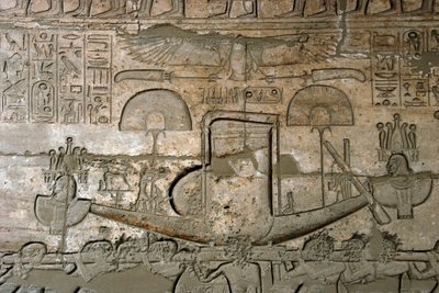 Egyptiska antiken: vy av relieferna som representerar processionen av den heliga båten, Memorial Temple tillägnat farao Ramses II (1279-1213 f.Kr.), Ramasseum-platsen (Ramesseum) i Luxor, Egypten. av Egyptian 19th Dynasty