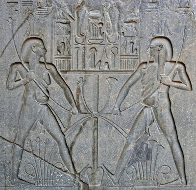 Egyptisk antikvitet: detalj av basen av statyn av farao Ramses II (1292-1186 f.Kr.) som representerar föreningen av övre och nedre Egypten. Luxors tempel. East Bank (Thebe), Egypten av Egyptian 19th Dynasty