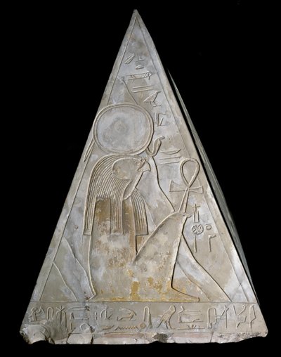 Egyptisk antikvitet: pyramidspetsen av Ramoses kapell decoree av representationen av Re-Atum (Re Atum eller Ra-Atum eller Ra Atum eller Re Toum) gudom för den nedgående solen. 19:e dynastin ((1295-1190 f.Kr.) Deir el Medineh Dim. h. 70 cm Turins egyptiska  av Egyptian 19th Dynasty