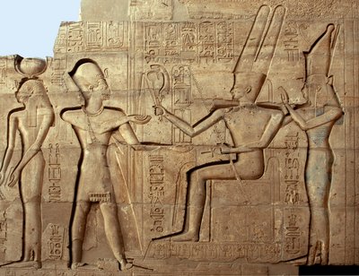 Egyptisk antikvitet: relief föreställande farao Ramses II framför två av gudarna i den thebanska triaden, Amon och Mut; Begravningstempel tillägnat farao Ramses II (1279-1213 f.Kr.), platsen för Ramasseum (Ramesseum) i Luxor, Egypten. av Egyptian 19th Dynasty