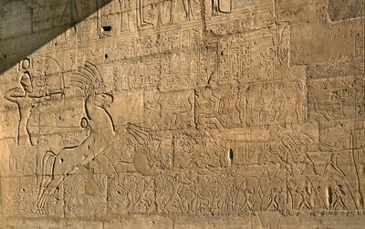 Egyptisk antikvitet: utsikt över relieferna som firar Ramses II:s bedrifter under slaget vid Qadesh 1274 f.Kr., Memorial Temple tillägnat farao Ramses II (1279-1213 f.Kr.), platsen för Ramasseum (Ramesseum) i Luxor, Egypten. av Egyptian 19th Dynasty