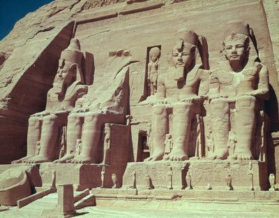 Fyra kolossala figurer av kungen, från Ramses II-templet, Nya kungariket, c.1279-1213 f.Kr. av Egyptian 19th Dynasty