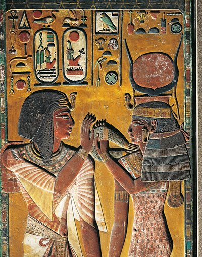 Gudinnan Hathor erbjuder sitt halsband till farao (låg relief) av Egyptian 19th Dynasty