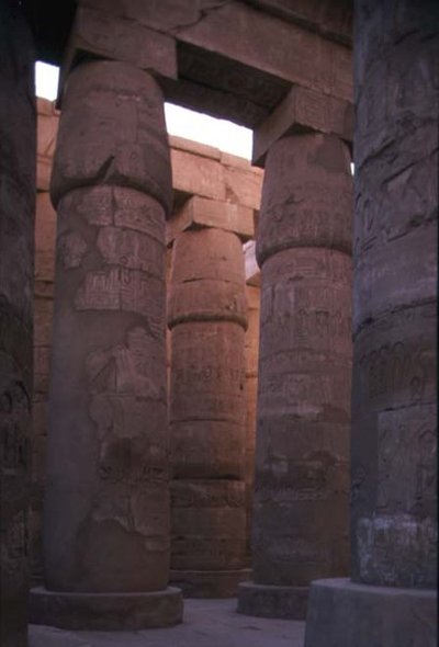 Papyruskolonner med knoppkapitäler i Hypostyle Hall i Temple of Amun, New Kingdom (foto) av Egyptian 19th Dynasty