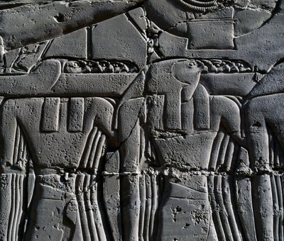 Präst med hökmask, detalj från scen föreställande Ramses II framför helig båt, relief, innerväggar i Stora hypostylhallen, Karnaks tempelkomplex (Unescos världsarvslista av Egyptian 19th Dynasty