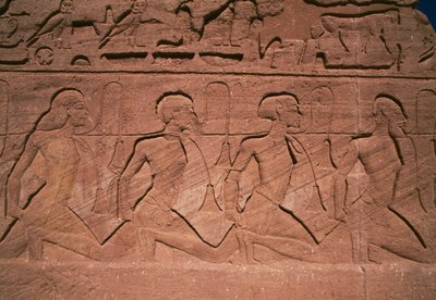 Nordens fångar, basrelief vid foten av jättarna i Ramses II:s stora tempel, Abu Simbel (UNESCO:s världsarvslista) av Egyptian 19th Dynasty