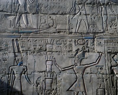 Drottning Hatshepsut inför guden Amun, detalj från scener med offergåvor till gudar, relief, innerväggar i Stora hypostylhallen, Karnaks tempelkomplex (Unescos världsarvslista av Egyptian 19th Dynasty