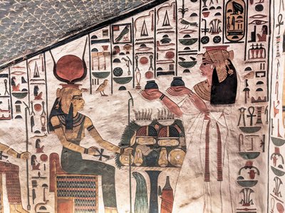 Drottning erbjuder rituella vaser (väggmålning) av Egyptian 19th Dynasty