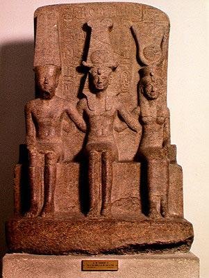 Ramses II (1304-1237 f.Kr.) sittande mellan Amun och Mut, från Karnak, New Kingdom, ca 1279-13 f.Kr. (granit) av Egyptian 19th Dynasty
