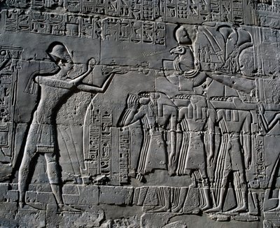 Ramses II offrar framför helig båt, relief, innerväggar i Stora hypostylhallen, Karnaks tempelkomplex (Unescos världsarvslista) av Egyptian 19th Dynasty