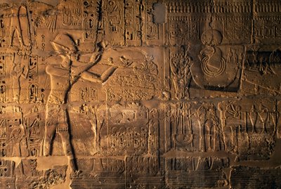 Ramses II offrar framför den heliga båten,Karnak, Egypten (relief) av Egyptian 19th Dynasty
