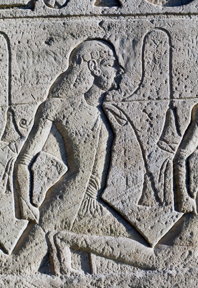 Relief föreställande svarta och asiatiska fångar från slaget vid Kadesh, detalj från tronbasen på fasaden till Ramses II:s stora tempel i Abu Simbel (Unescos världsarvslista) av Egyptian 19th Dynasty