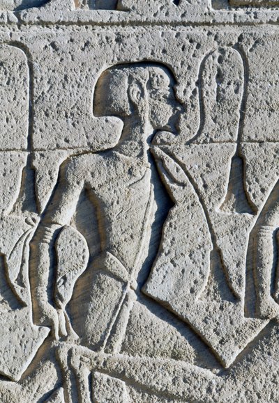 Relief föreställande fånge från slaget vid Kadesh, detalj från tronbasen på fasaden till Ramses II:s stora tempel, Abu Simbel (Unescos världsarvslista) av Egyptian 19th Dynasty