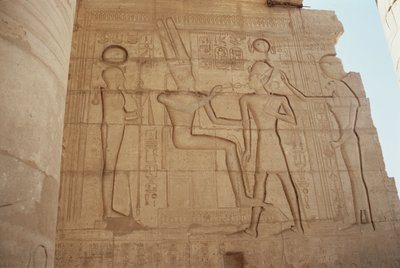 Relief som visar gudinnan Mut med lejoninnans huvud och presenterar Ramesses II för en tronande Amun, som ger honom en ankh, från Great Hypostyle Hall, New Kingdom av Egyptian 19th Dynasty