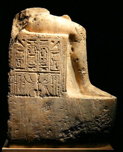 Sidovy av ett fragment från en staty av Ramses II (1279-13) och gemål, New Kingdom (alabaster) (se även 241414) av Egyptian 19th Dynasty