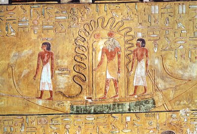 Solguden Ra i sin solbark, skyddad av en orms spolar, från Seti I:s grav (1394-1279 f.Kr.) Nya kungariket (målad kalksten) av Egyptian 19th Dynasty
