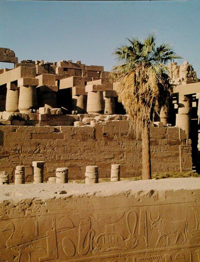 Ramses II mur och Tuthmosis-templet av Egyptian 19th Dynasty