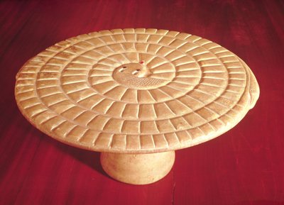 Ormformad spelbräda som används för spelet mehen, Thinite Period (alabaster) av Egyptian 1st Dynasty