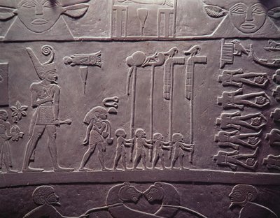 The Narmer Palette: ceremoniell palett som föreställer kung Narmer, bärande av Nedre Egyptens röda krona, inspekterande bundna och halshuggna fångar, funnen i Hierakonpolis, tidig dynastisk period, ca 3000 f.Kr. av Egyptian 1st Dynasty
