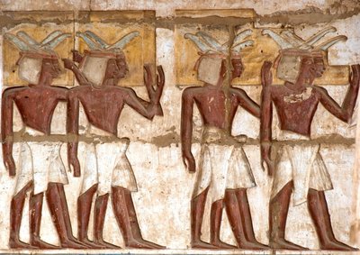 Egyptisk antikvitet: första domstolen, detalj av målade reliefer som representerar en grupp nubier som kommer med offergåvor till farao. Ramses III:s begravningstempel (1187-1156 f.Kr.). Luxor, Medinet Habou, Egypten av Egyptian 20th Dynasty