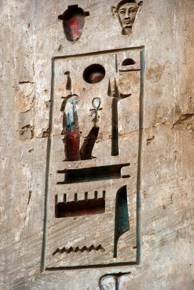 Egyptisk antikvitet: första domstolen, detalj som representerar en patron. Ramses III:s begravningstempel (1187-1156 f.Kr.). Luxor, Medinet Habou, Egypten av Egyptian 20th Dynasty