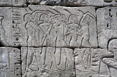 Relief föreställande nordliga fångar vid slaget vid Ramses III, Medinets stora tempel av Egyptian 20th Dynasty