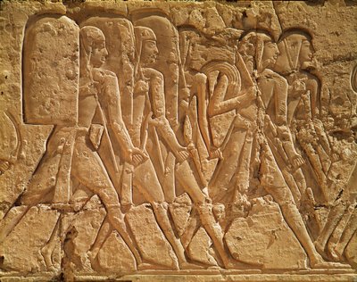 Relief som visar tjänare som bär rep och vapen, från Ramses III:s bårhustemplet (ca 1184-1153 f.Kr.) Nya kungariket av Egyptian 20th Dynasty