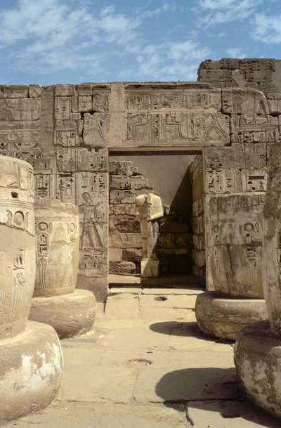Staty av Ramesses i ett kapell som leder från Hypostyle Hall i Ramses III:s bårhustemplet (ca 1184-1153 f.Kr.) Nya kungariket av Egyptian 20th Dynasty