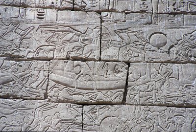 Sjöfolket, sjöslaget vid Ramses III, Medinet Habu, 1195-64 f.Kr av Egyptian 20th Dynasty