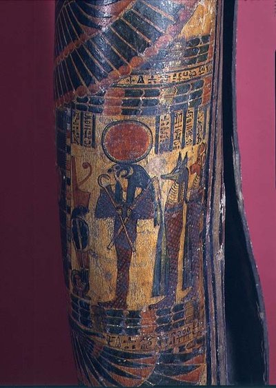 Detalj av sarkofagen som visar Re-Harakhty med solskiva, som håller krok- och slagsceptrar, två söner till Horus som står bakom, tredje mellanperioden, 850-730 f.Kr. (polykrom gesso) (detalj av 83357) av Egyptian 22nd Dynasty
