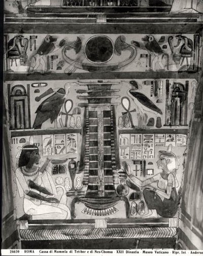 Två avlidna figurer målade på sidan av fatet med mumierna Tet-Hov och Nes-Chonsu (sarkofag) (svart/vitt foto) av Egyptian 22nd Dynasty