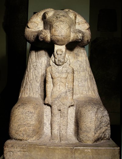 Staty av Amun i form av en bagge som skyddar kung Taharqa, 690-664 f.Kr. (granit) av Egyptian 25th Dynasty