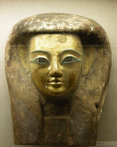 Huvud från en sarkofag, Saitperiod (palmträ med bladguld) av Egyptian 26th Dynasty