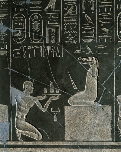 Doleritrelief av Nectanebo I, kung som erbjuder gåva till en krokodilhövdad demon, från Heliopolis vid Atumtemplet av Egyptian 30th Dynasty