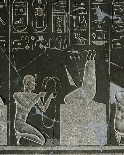 Doleritrelief av Nectanebo I, kung som erbjuder halsband till demonen, representerat av knivblad och tre ormar, från Heliopolis vid Atumtemplet av Egyptian 30th Dynasty