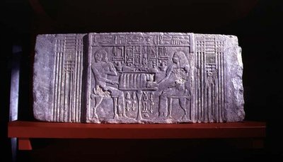 Gesims av en falsk dörr från en mastaba-grav föreställande gravägaren Shery, en hög tjänsteman från dynastin IV och hans fru Khentetka, Saqqara, Gamla kungariket (kalksten) av Egyptian 4th Dynasty