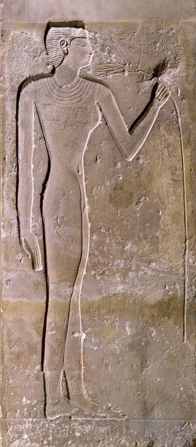 Pelare som föreställer en kvinna som luktar en lotusblomma, Gamla kungariket, 2423-2263 f.Kr. av Egyptian 5th Dynasty