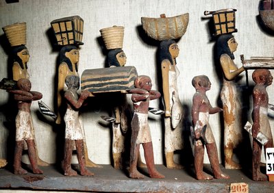 Egyptisk antikvit: en skulpterad grupp av målat trä som föreställer tjänare som bär offergåvor till den avlidne. Kairo, Egyptiska museet av Egyptian Egyptian