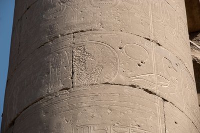 Egyptisk antikvitet: detalj av en kolumn med patron raderad på grund av "damnatio memoriae", radering av patronerna från några faraoner som anses kätterska av deras efterträdare, Luxortemplet. East Bank (Thebe), Egypten av Egyptian Egyptian