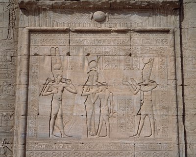 Egyptisk antiken: utsikt över de låga relieferna av gudinnan Hathors tempel i Dendera av Egyptian Egyptian
