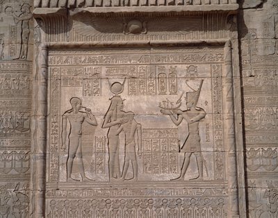 Egyptisk antiken: utsikt över de låga relieferna av gudinnan Hathors tempel i Dendera av Egyptian Egyptian