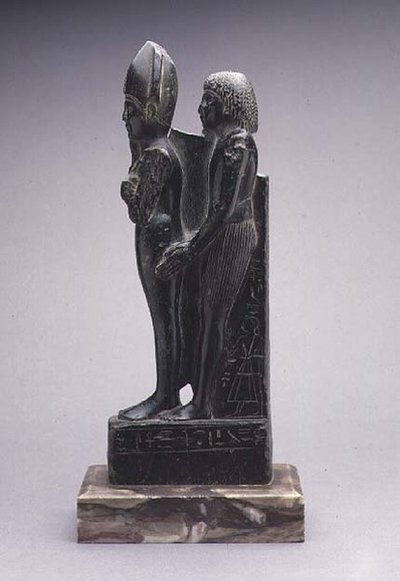 Grupp av en man som presenterar en representation av Osiris (steatit) av Egyptian Egyptian