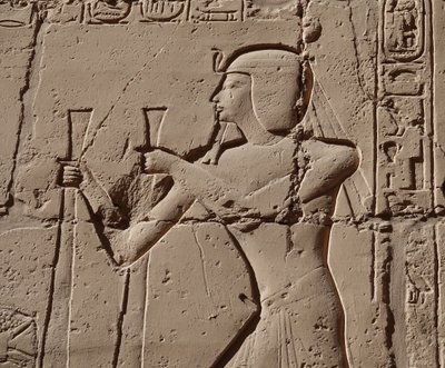 Farao bär en kobra, Luxortemplet (relief) av Egyptian Egyptian