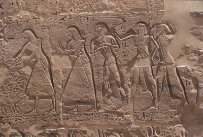 Relief av skrivare och fången i Ramses III:s befästa tempel i Medinet Habu av Egyptian Egyptian