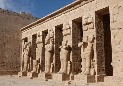 Skulpturer av gudarna, Horus-templet, Edfu av Egyptian Egyptian